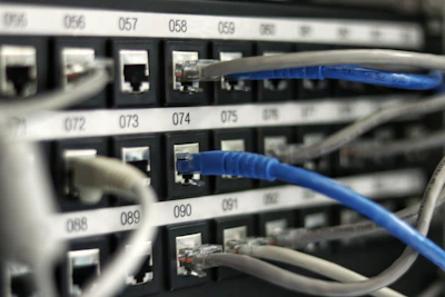 Racks de equipamentos em uma sala de servidores