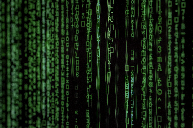 Linhas de código em uma tela escura representando automação de infraestrutura