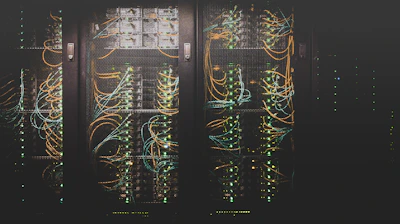 Corredor de servidores em um data center com luzes azuis